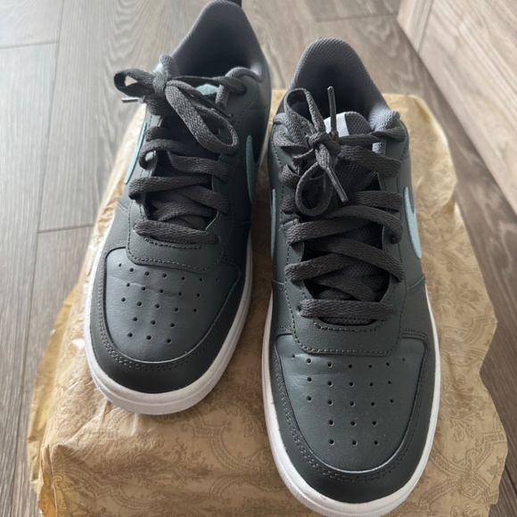 Nikes - Picture 6 of 7